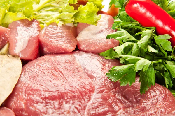 Ingredienti di carne fresca pronta da cuocere su barbecue - backgrou — Foto Stock