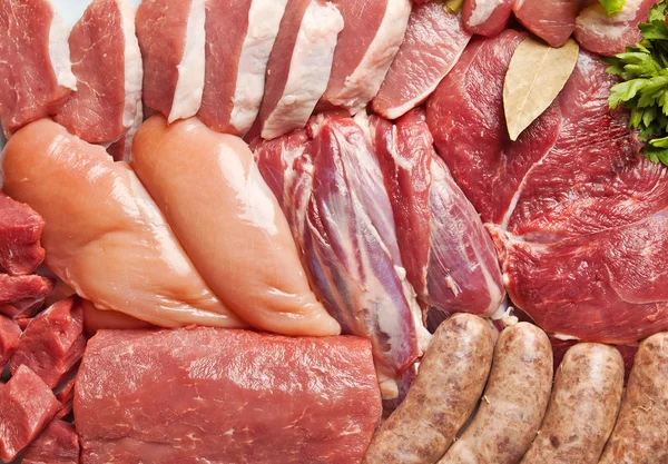 Склад свіжого м'яса, готового до приготування на барбекю - нарди — стокове фото