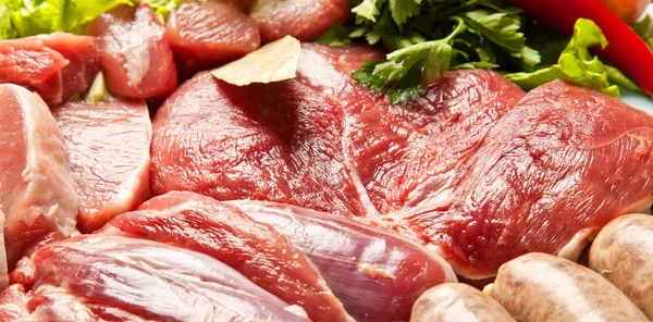 Ingredientes de carne fresca listos para cocinar en la barbacoa - backgrou —  Fotos de Stock