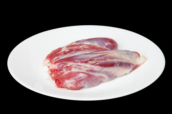Кусочки сырого мяса на белой тарелке — стоковое фото