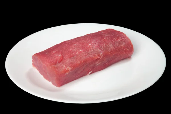 Κομμάτια από το ωμό κρέας σε ένα άσπρο πιάτο — Φωτογραφία Αρχείου