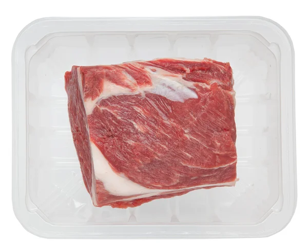 Enorme pedaço de carne vermelha na caixa isolada sobre fundo branco — Fotografia de Stock