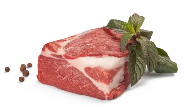Frisches rohes Fleisch isoliert auf weißem Hintergrund — Stockfoto