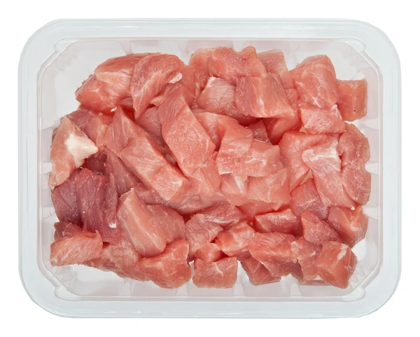 Шматочки сирого м'яса в коробці ізольовані на білому тлі — стокове фото