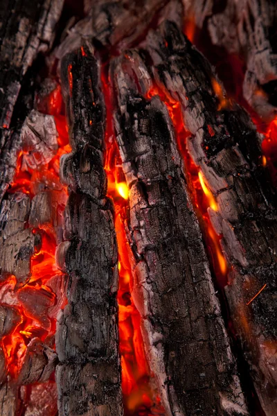 Sfondo da un incendio, conflagrante legna da ardere e carbone — Foto Stock