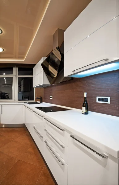 호화 저택에 있는 현대식 주방 스톡 사진
