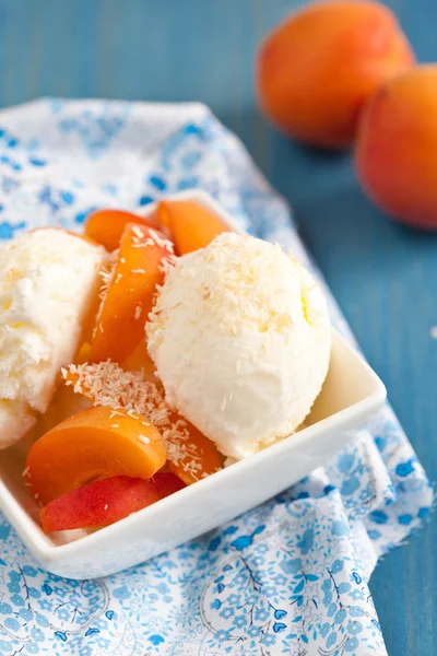 Ice cream with peaches — Stock Photo, Image