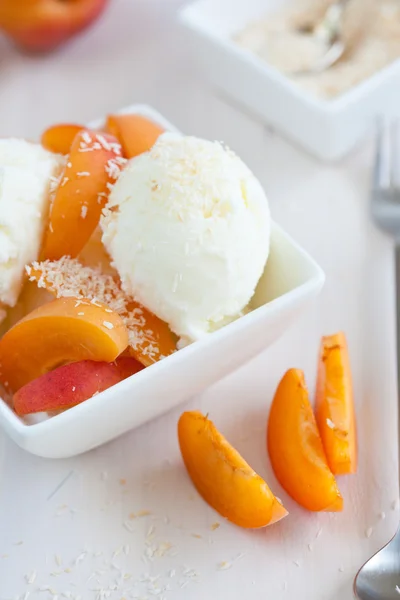 Мороженое с персиками — стоковое фото