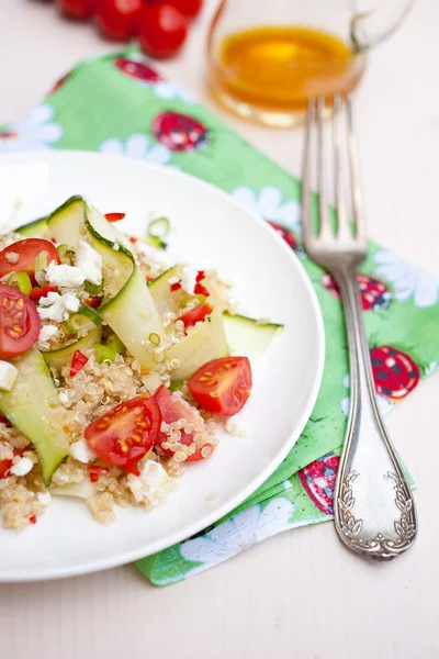 Leckerer und gesunder Quinoa-Salat — Stockfoto