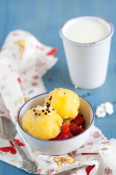 Sárga görögdinnye fagylalt — Stock Fotó