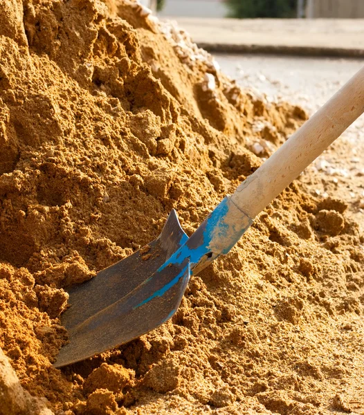 Лопата и песок — стоковое фото