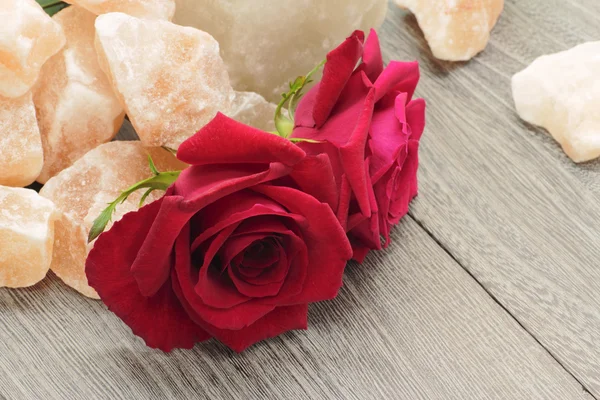 Красная роза и каменная соль — стоковое фото