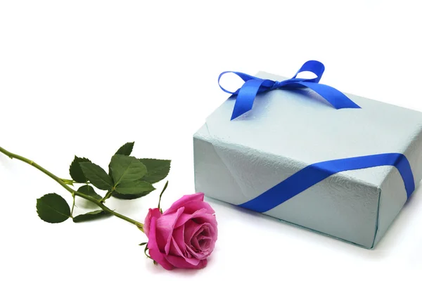 Роза и подарок — стоковое фото