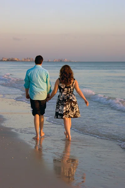 Paar spaziert am Strand — Stockfoto