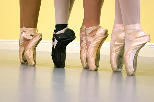 Balletttänzer Füße in Spitzenschuhen lizenzfreie Stockfotos