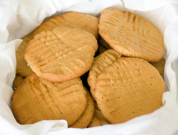 Mand van peanut butter cookies — Stockfoto