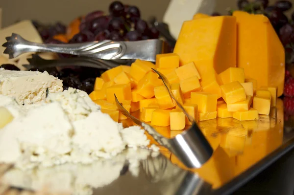 Primo piano del formaggio cheddar a cubetti — Foto Stock