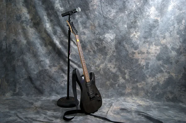 Guitarra elétrica e microfone — Fotografia de Stock
