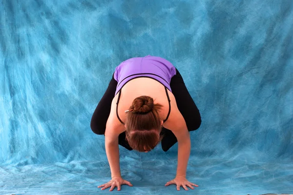 Vooraanzicht van yogi in kraai vormen — Stockfoto