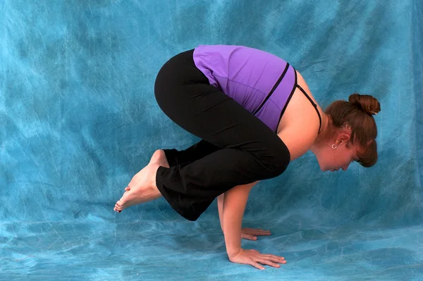 Sağ yan görünüm yoga karga kadının poz — Stok fotoğraf