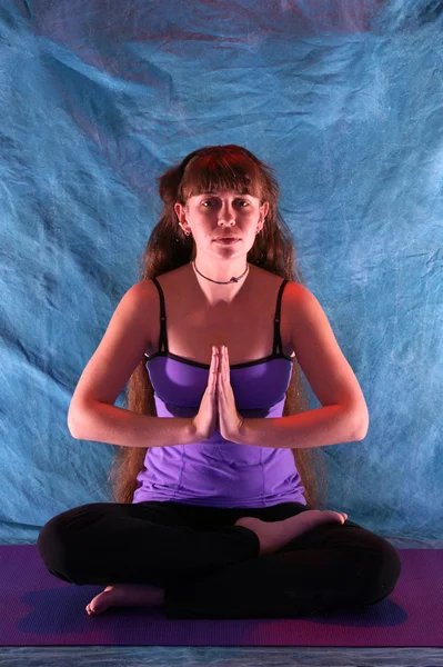 Frau in halber Lotus Yoga Namaste Position — Stockfoto