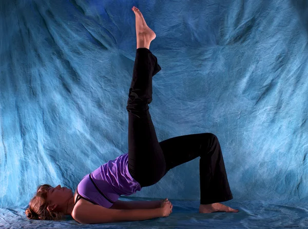 Женщина в позе йоги на одной ноге — стоковое фото