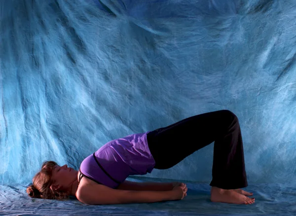 Donna in posa ponte yoga — Foto Stock