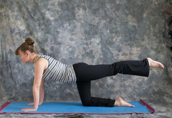 Mujer haciendo yoga una pata mesa pose izquierda —  Fotos de Stock