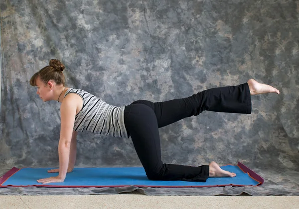 Yoga tek ayak masa pozu hemen yapıyor kadın — Stok fotoğraf