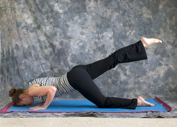Woman doing Yoga posture sunbird pose right — Stock Photo, Image