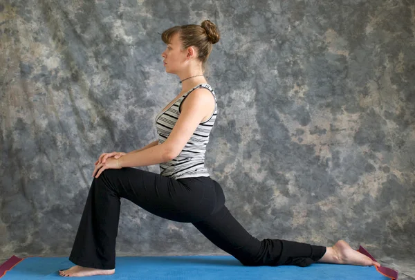 Yoga duruş düşük hamle veya ashwa sanchalanasana yapıyor kadın — Stok fotoğraf