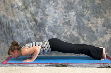 Yoga duruş geçiyoruz dandasana veya dört limbed sta yapıyor kadın