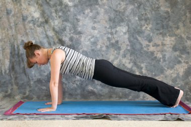 Yoga duruş tahta poz yapıyor kadın