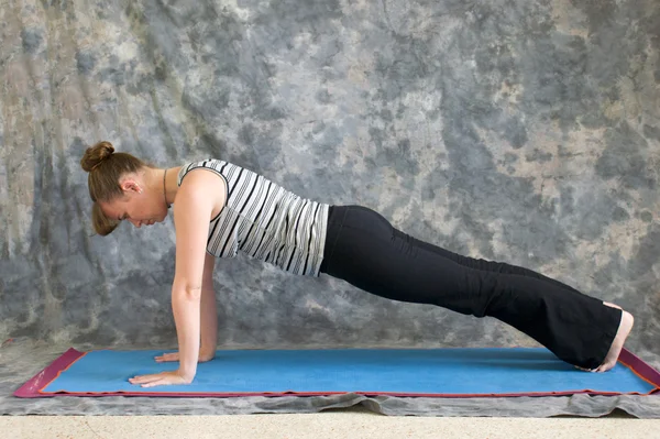Yoga duruş tahta poz yapıyor kadın — Stok fotoğraf