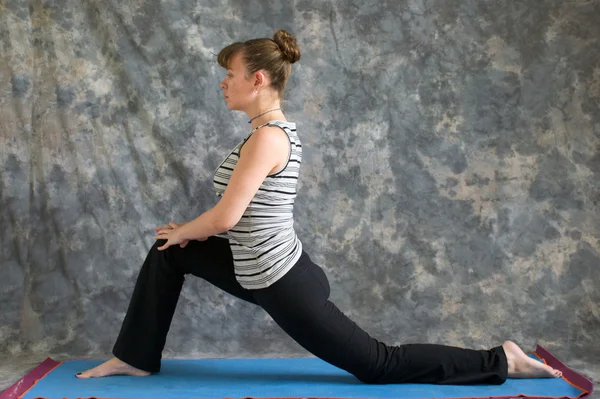 Mujer haciendo postura de Yoga Baja Lunge o Ashwa Sanchalanasana Imagen de stock