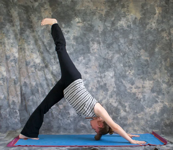 Frau macht Yoga-Haltung eka pada adho mukha svanasana oder ein le — Stockfoto