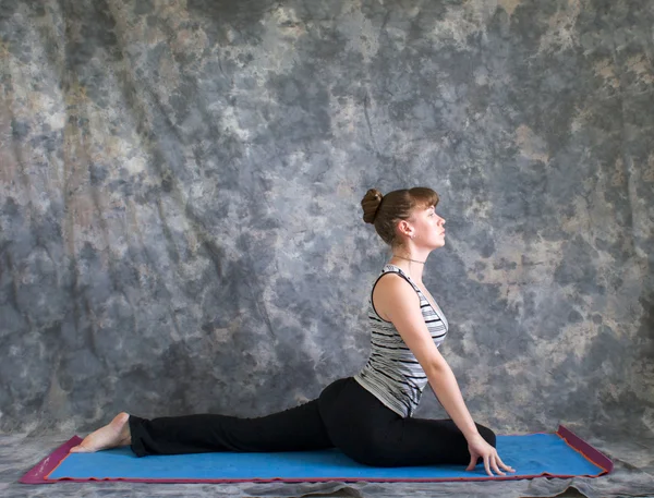 Kvinna gör yoga hållning med kapotasana eller stöds duva — Stockfoto