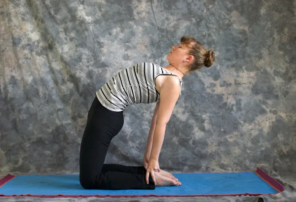 Kvinnan gör yoga posture ustrasana eller kamel utgör — Stockfoto