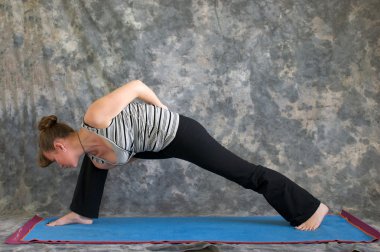 Yoga duruş yapıyor kadın genişletilmiş yan açı poz bağlı