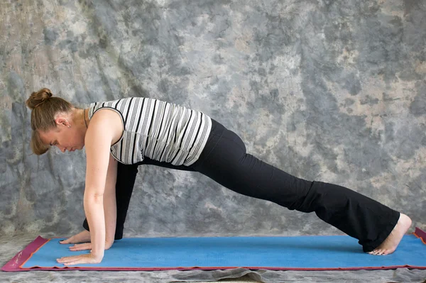 Žena, která dělá jóga držení výpadem pozice — Stock fotografie