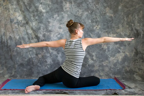 Kvinnan gör yoga posture virabhadrasana ii eller sittande krigare 2 p — Stockfoto