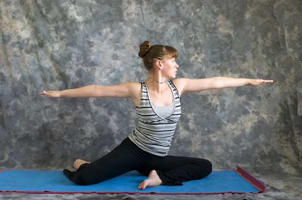 Młoda kobieta robi joga postawy virabhadrasana ii lub siedzi warri — Zdjęcie stockowe