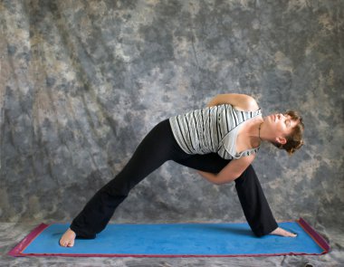 genç kadının Yoga duruş yapması uzun yan açı poz bağlı