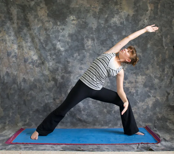 Yoga duruş genişletilmiş yan açı poz yapıyor kadın — Stok fotoğraf