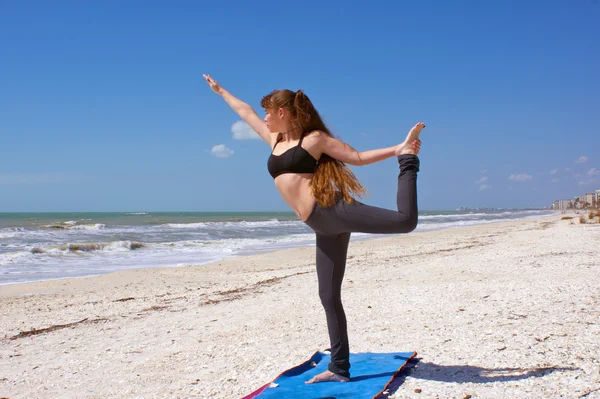 Kobieta robi poza tancerz ćwiczenia jogi na plaży — Zdjęcie stockowe