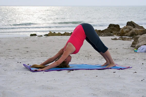 Yoga egzersiz aşağı doğru bakan köpek poz veya adho mukha yapıyor kadın — Stok fotoğraf