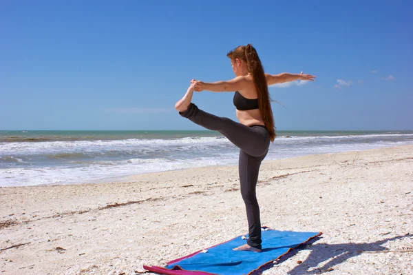 Plaj üzerinde duruş tırnağa kadın yoga egzersiz ayakta el işi — Stok fotoğraf