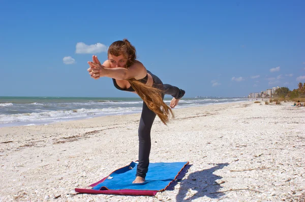Kvinnan gör yoga övning virabhadrasana 3 eller krigare 3 pose på — Stockfoto