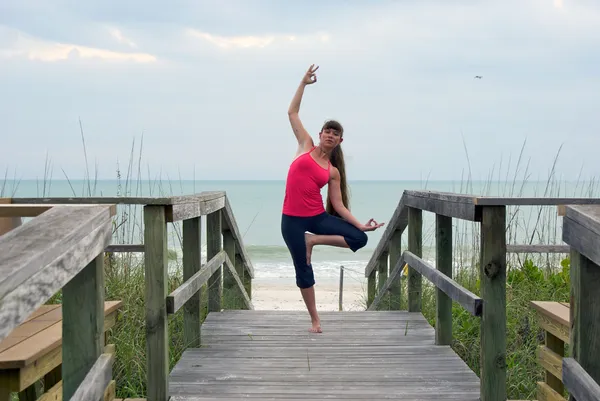 Femme faisant du yoga exercice danse shiva arbre pose sur boardwalk un — Photo