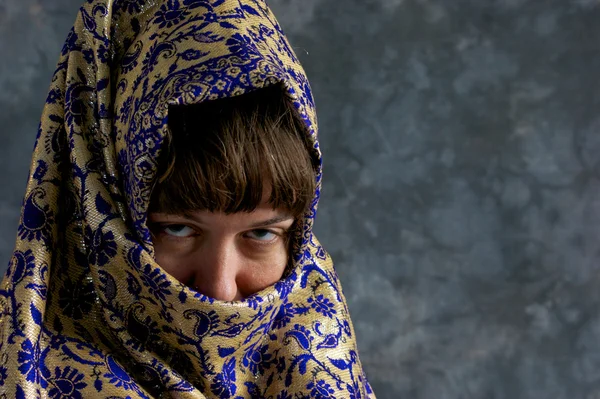 Vrouw met gezicht verpakt in exotische sjaal — Stockfoto